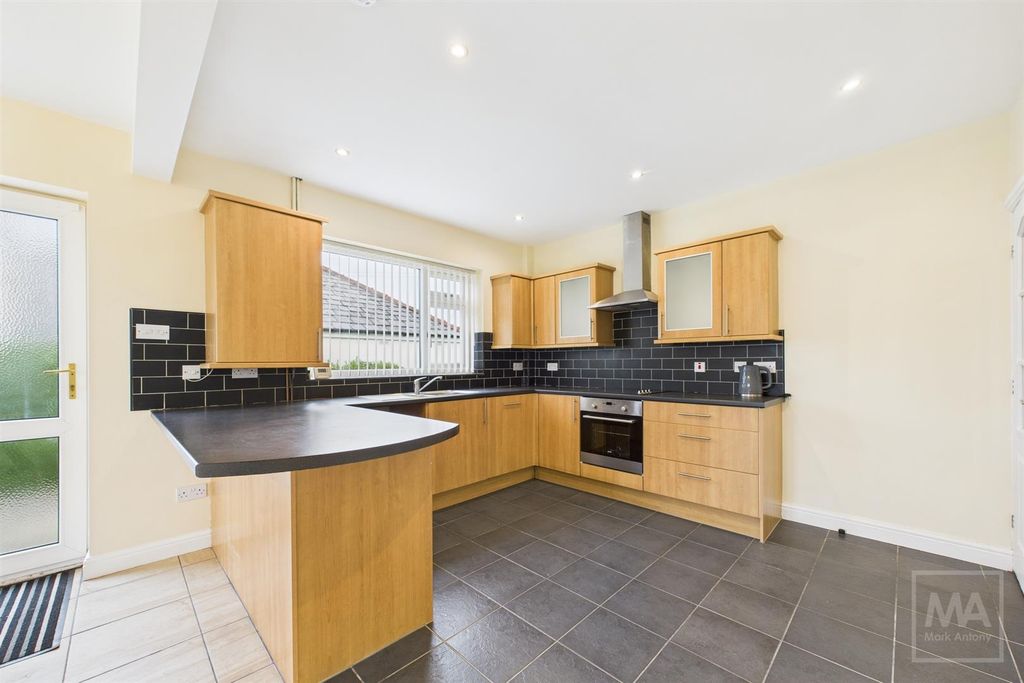 Property photo 2 of 10 Kitchen