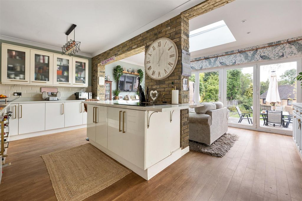 Property photo 3 of 51 Larkshall Crescent, E4