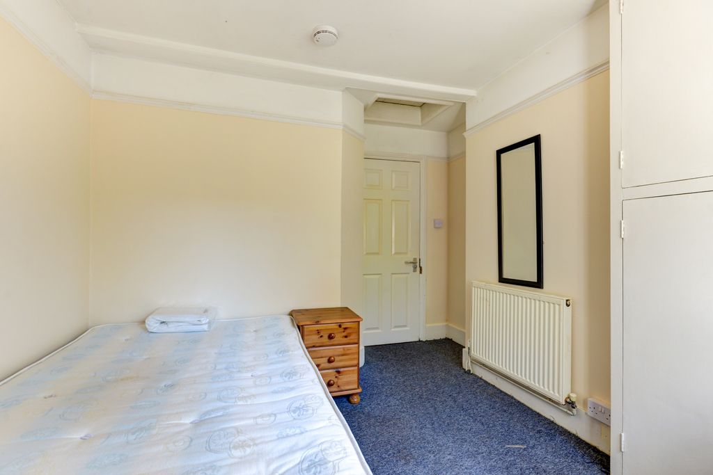 Property photo 2 of 20 A Simple And Tidy Single Bedroom Featuring A Neatl...