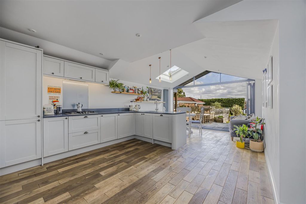 Property photo 2 of 25 52 Mill Road, Denmead-Porticomarketing-Soldby-32.J