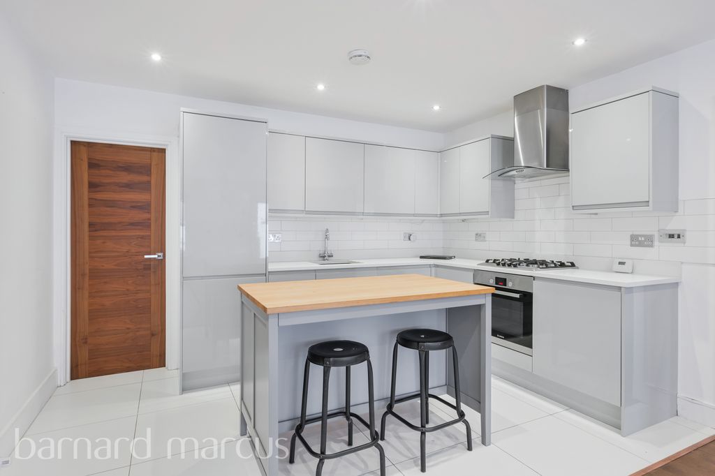 Property photo 1 of 7 Kitchen