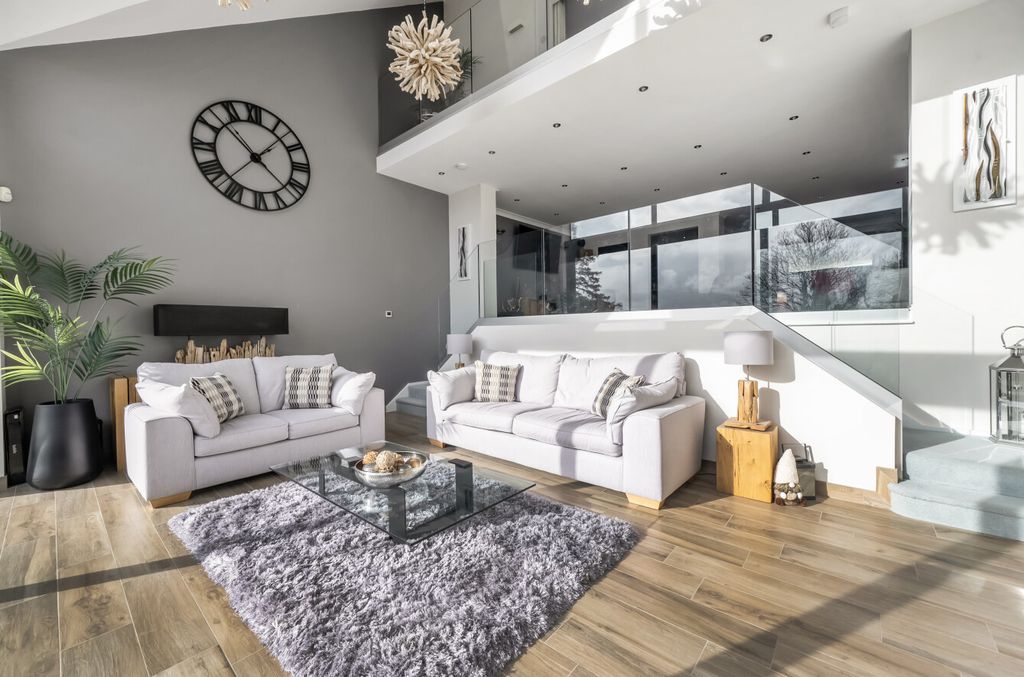 Property photo 3 of 30 1409831-52-698F57...