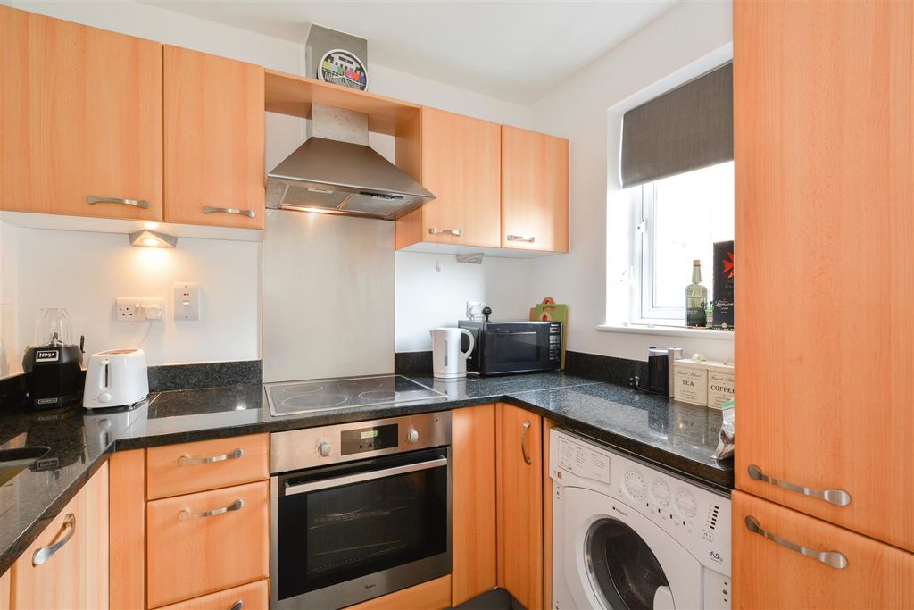 Property photo 3 of 10 Kitchen