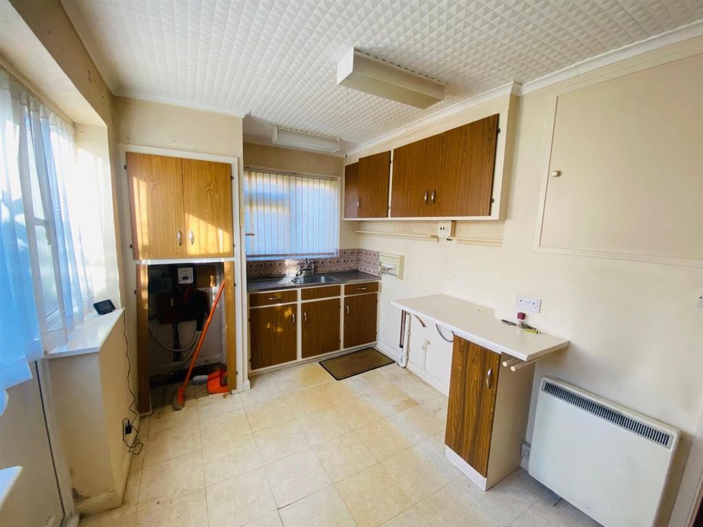 Property photo 2 of 8 Kitchen