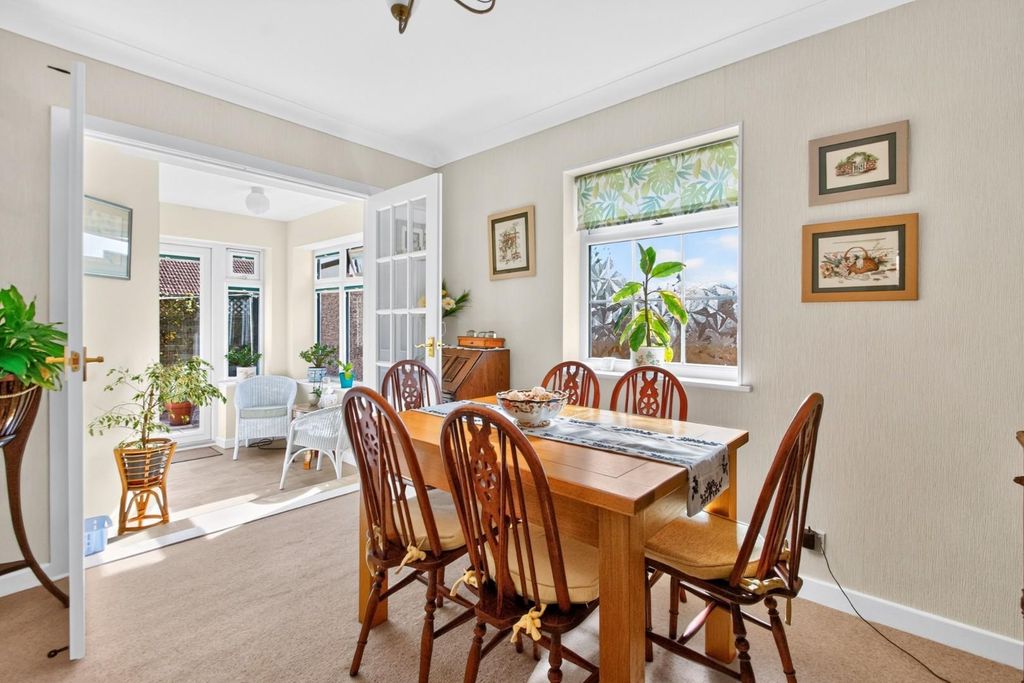 Property photo 3 of 17 22Redhillclose-10.Jpg