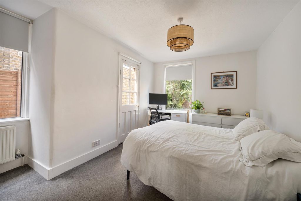 Property photo 3 of 17 Brookscroft Road E17