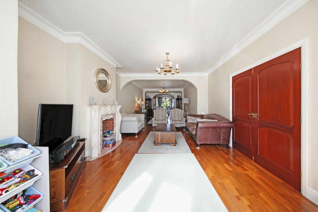 Property photo 3 of 14 115 Beechwood Gardens Ilford Ig5 0Aq - 015