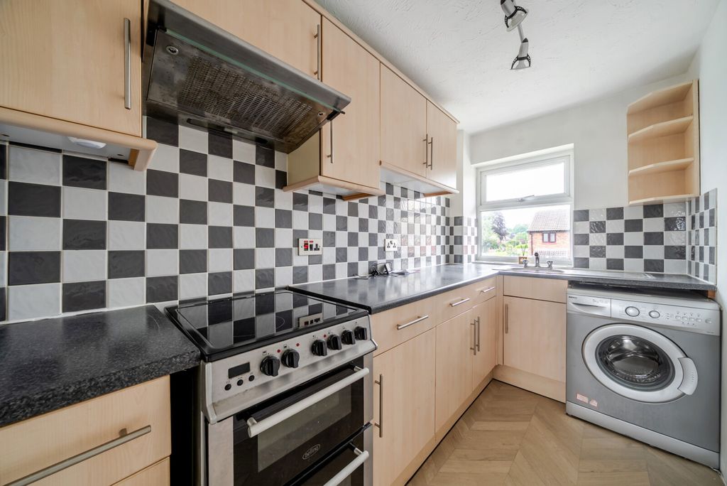 Property photo 3 of 10 Kitchen