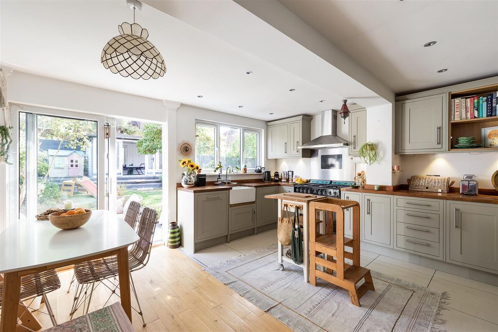 Property photo 3 of 32 Manor Farm Drive, E4