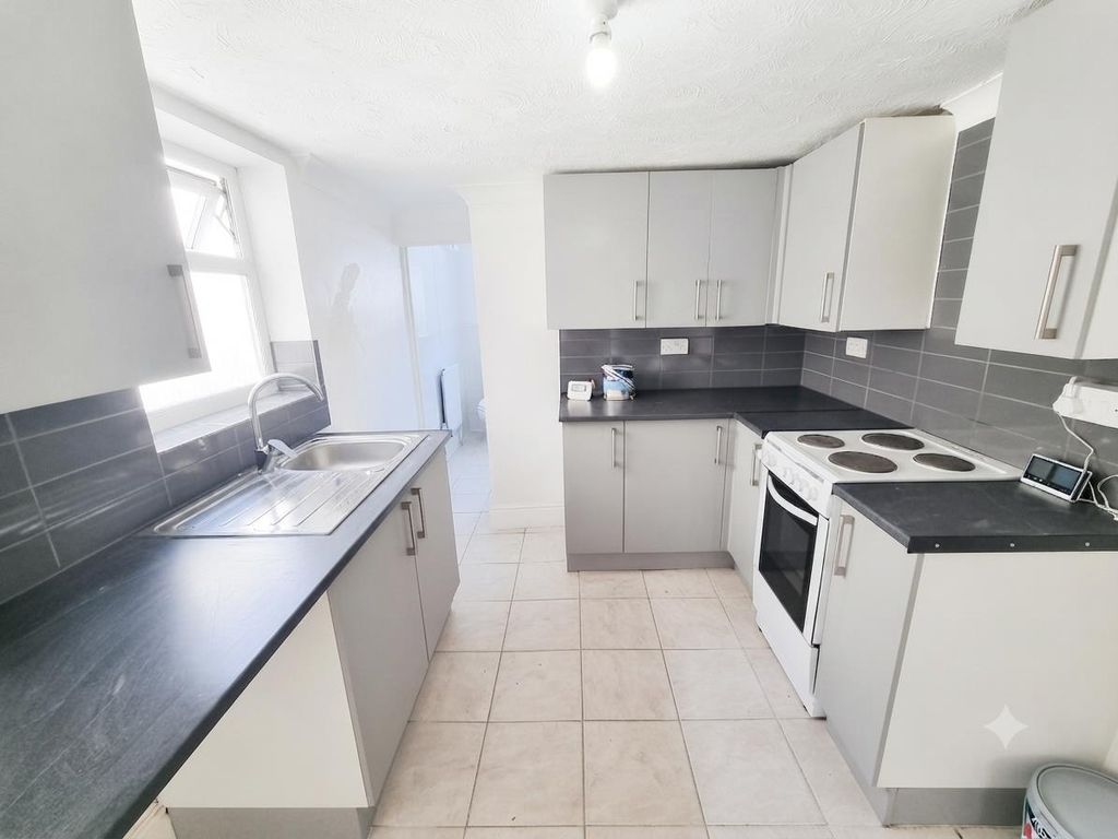 Property photo 2 of 10 Kitchen