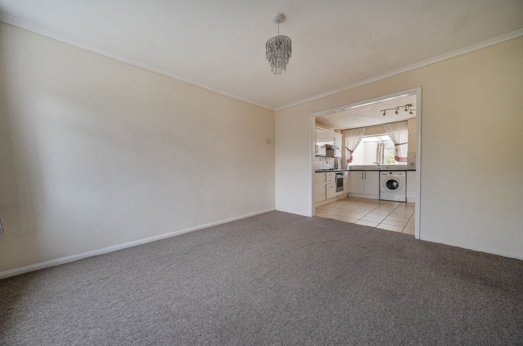 Property photo 3 of 18 1372193-8-690235d...