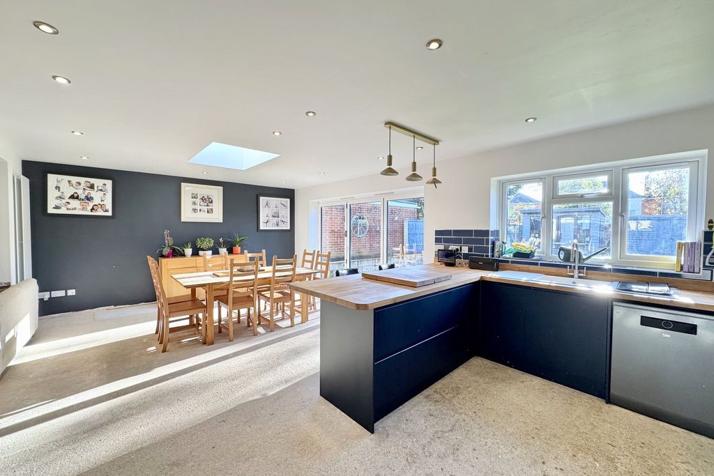 Property photo 2 of 25