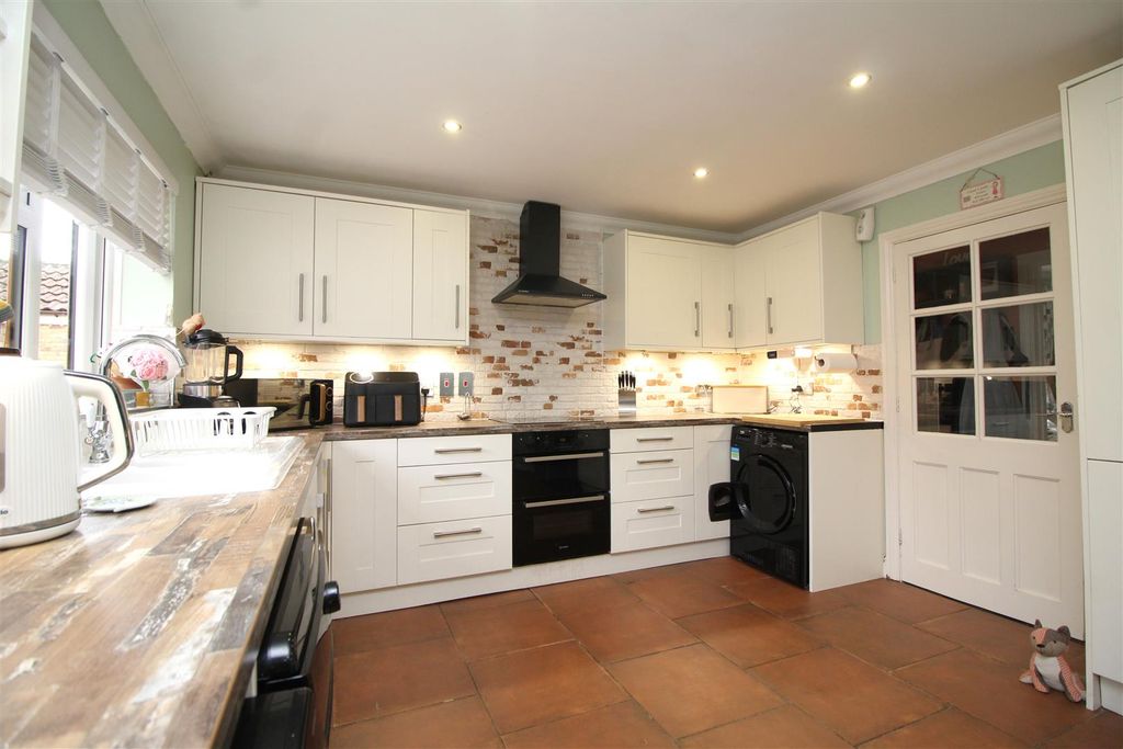 Property photo 3 of 18 Kitchen.Jpg