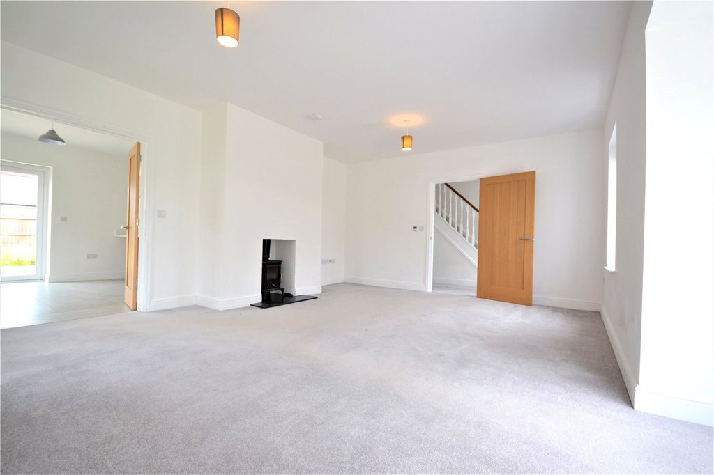 Property photo 3 of 17 Lounge