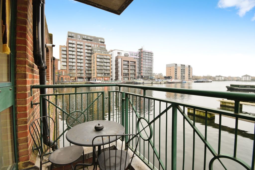 Property photo 2 of 16 Balcony