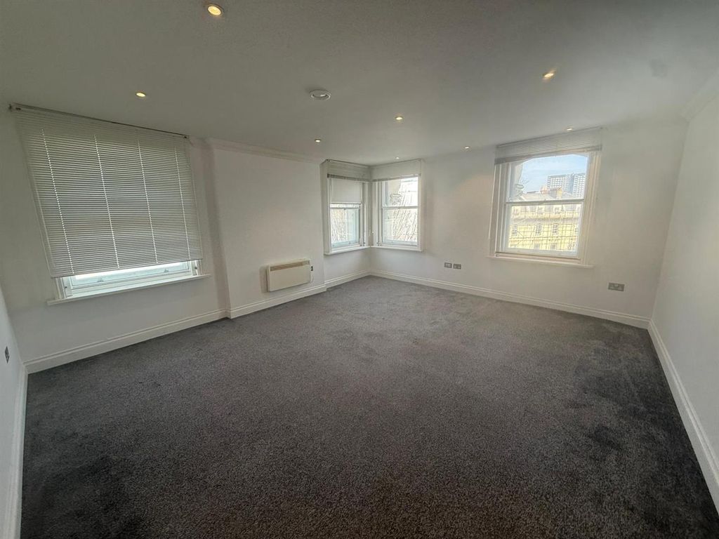 Property photo 2 of 5 Bed 2.Jpeg