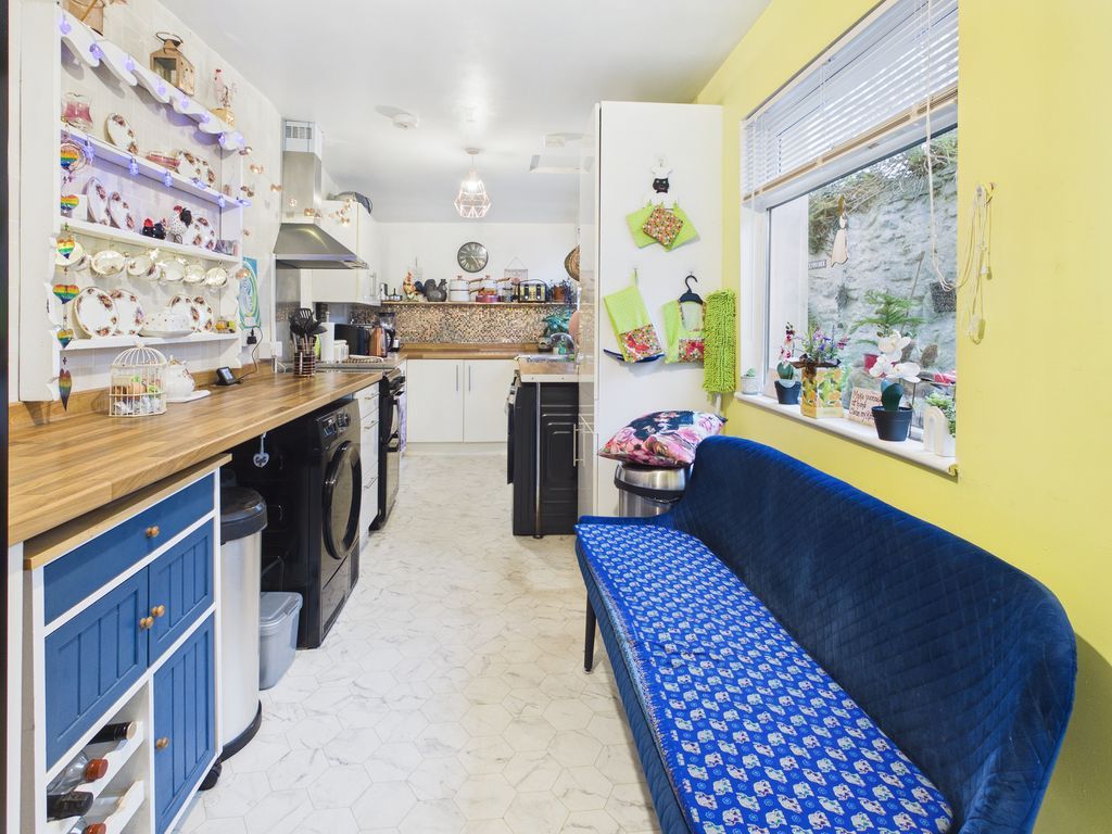 Property photo 3 of 11 Kitchen