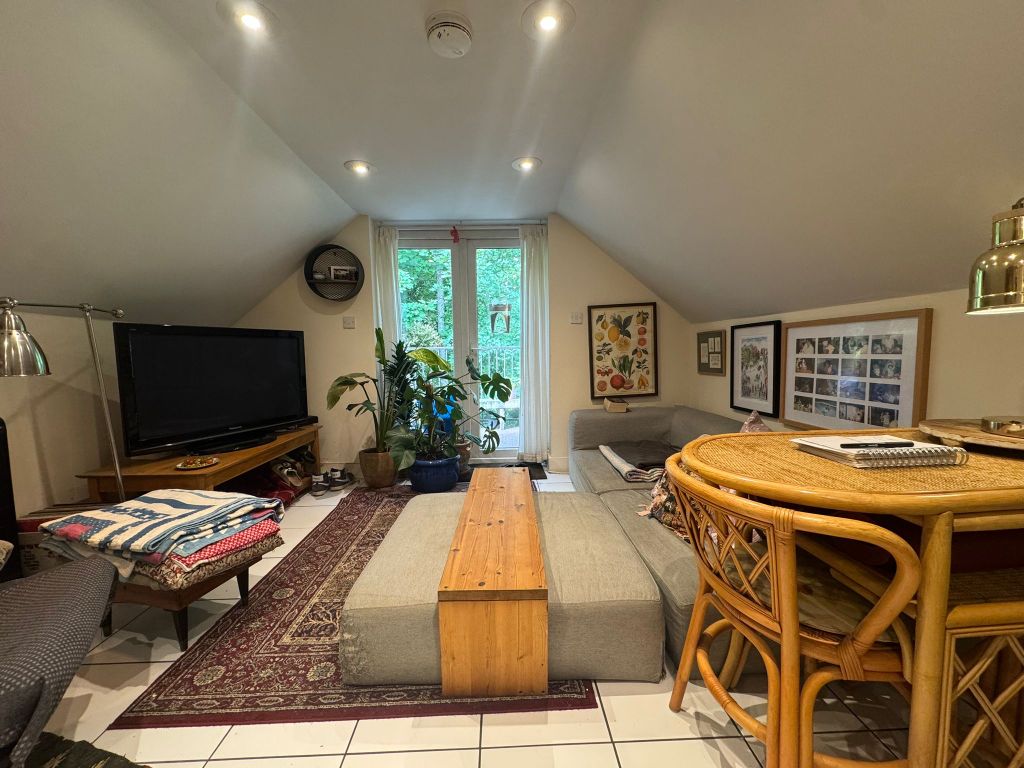 Property photo 2 of 9 02c9d69E-B24A-4208-A3d2-Fbe03Abbf8Da