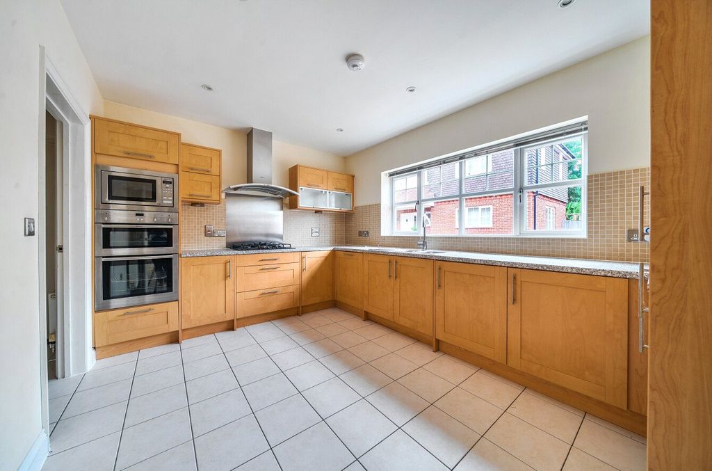 Property photo 3 of 25 Kitchen