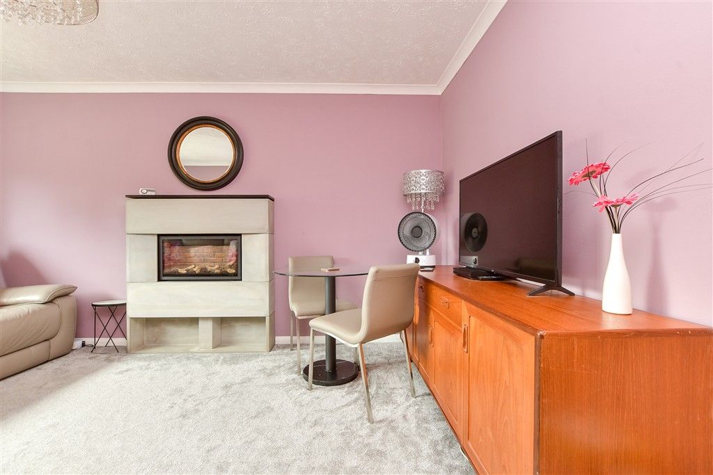 Property photo 1 of 11 Lounge