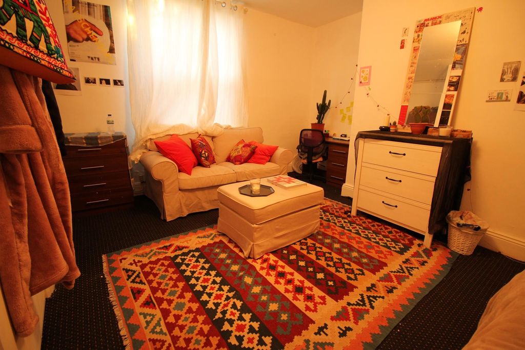 Property photo 2 of 8 Cosy Lounge With Vibrant Decor And Ample Seating...