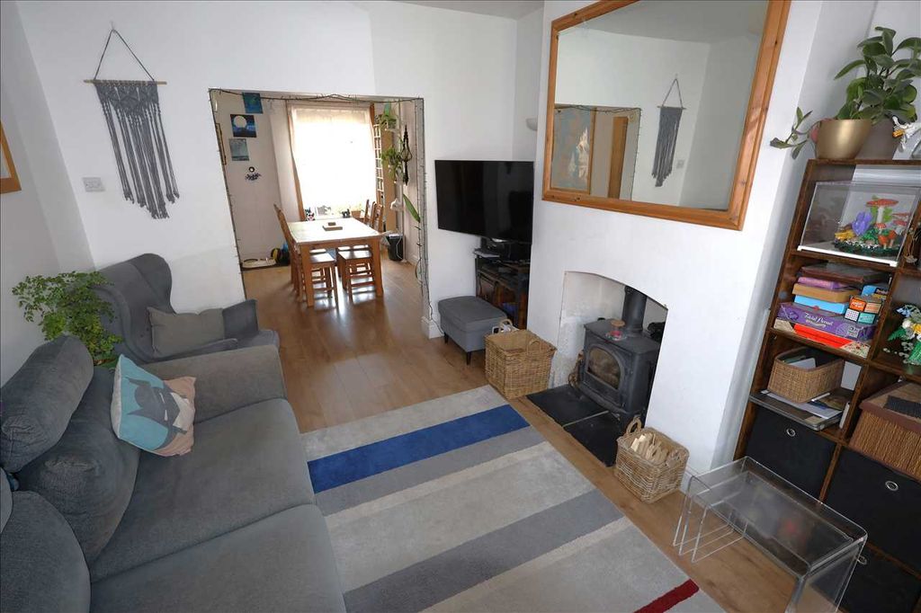 Property photo 3 of 18 Lounge