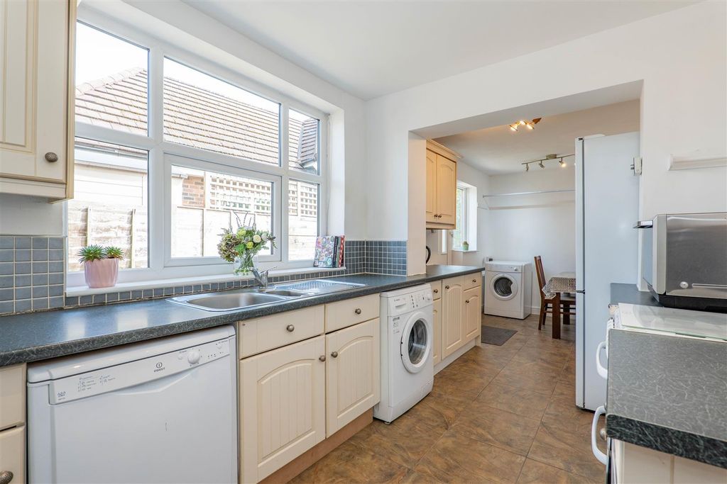 Property photo 3 of 25 Kitchen