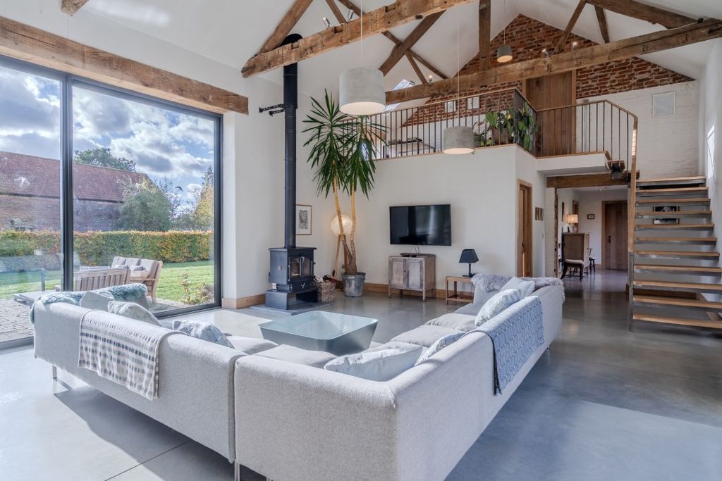 Property photo 2 of 28