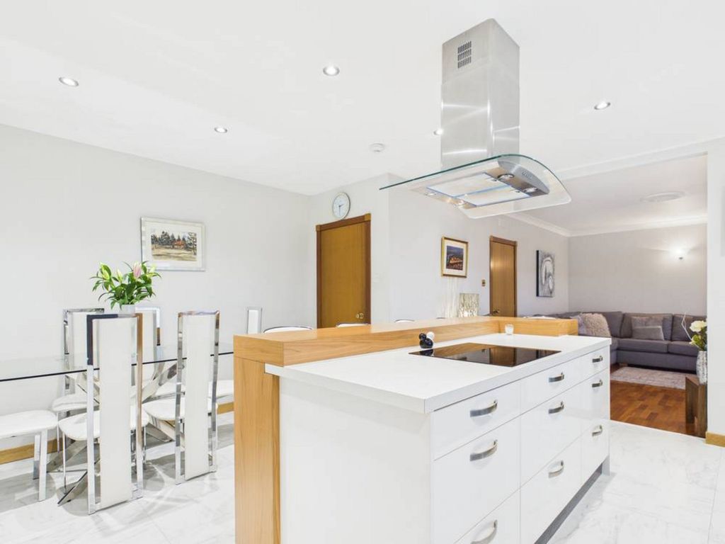 Property photo 3 of 43