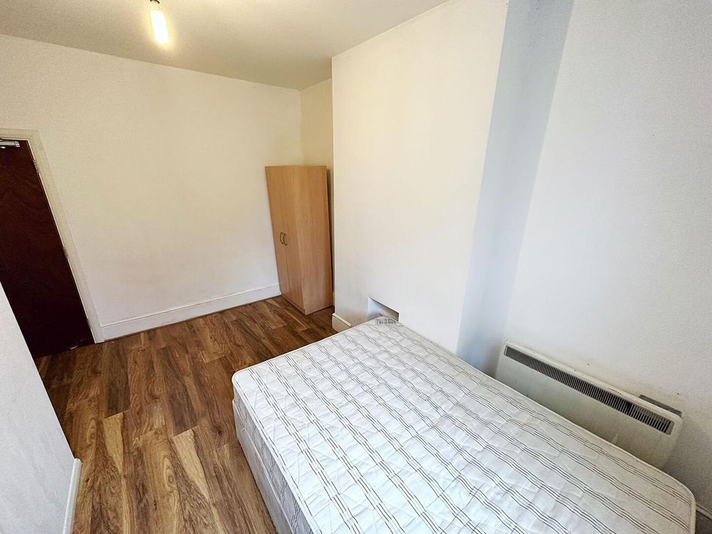 Property photo 3 of 6 Bedroom