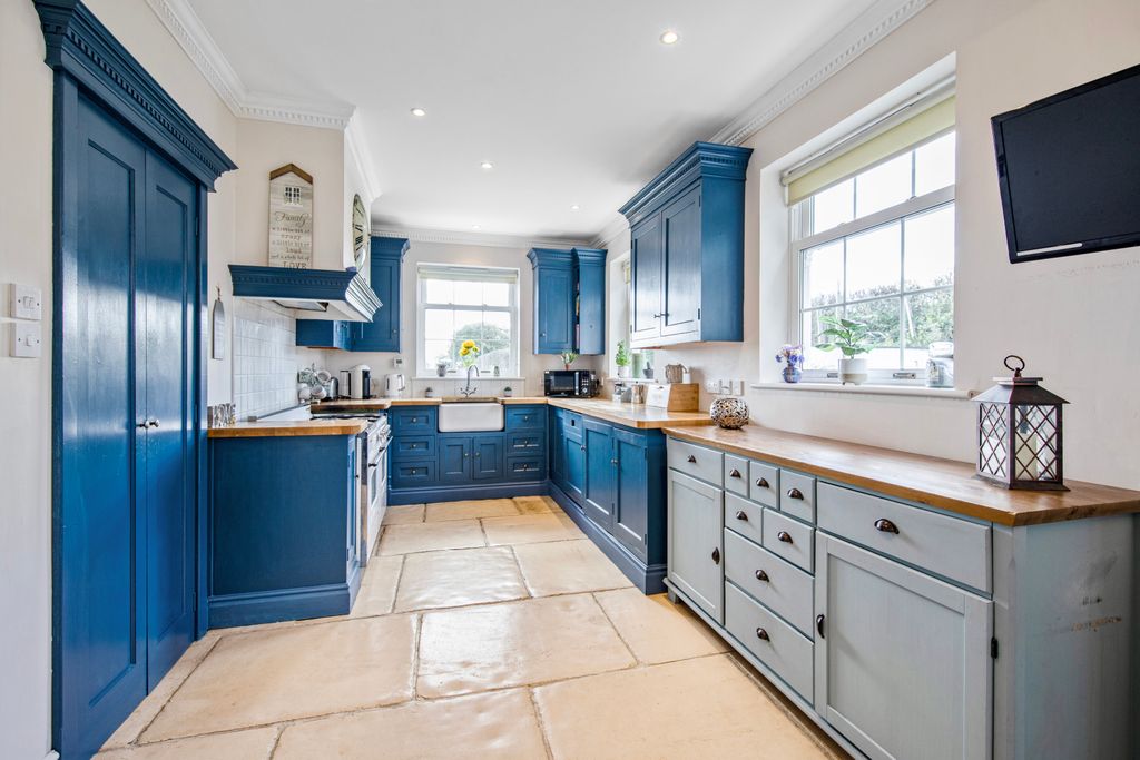 Property photo 3 of 22