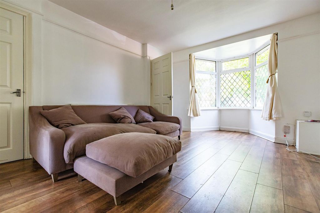 Property photo 2 of 17 Approach