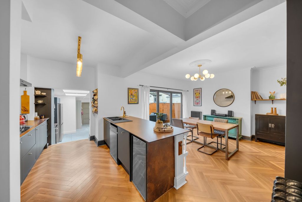 Property photo 3 of 42