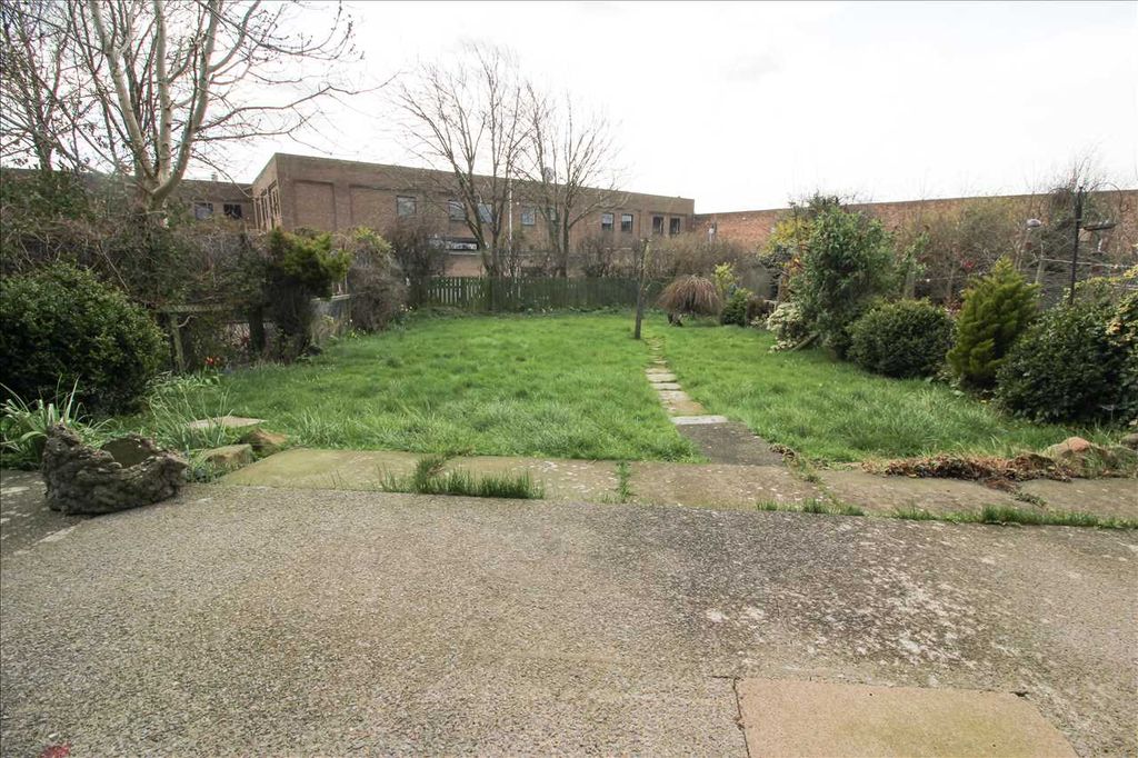 Property photo 3 of 9 Feature Photo