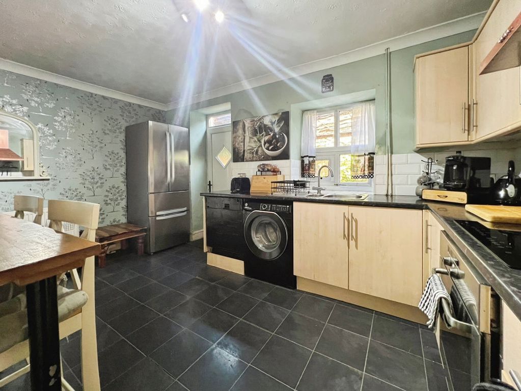 Property photo 3 of 17 Kitchen