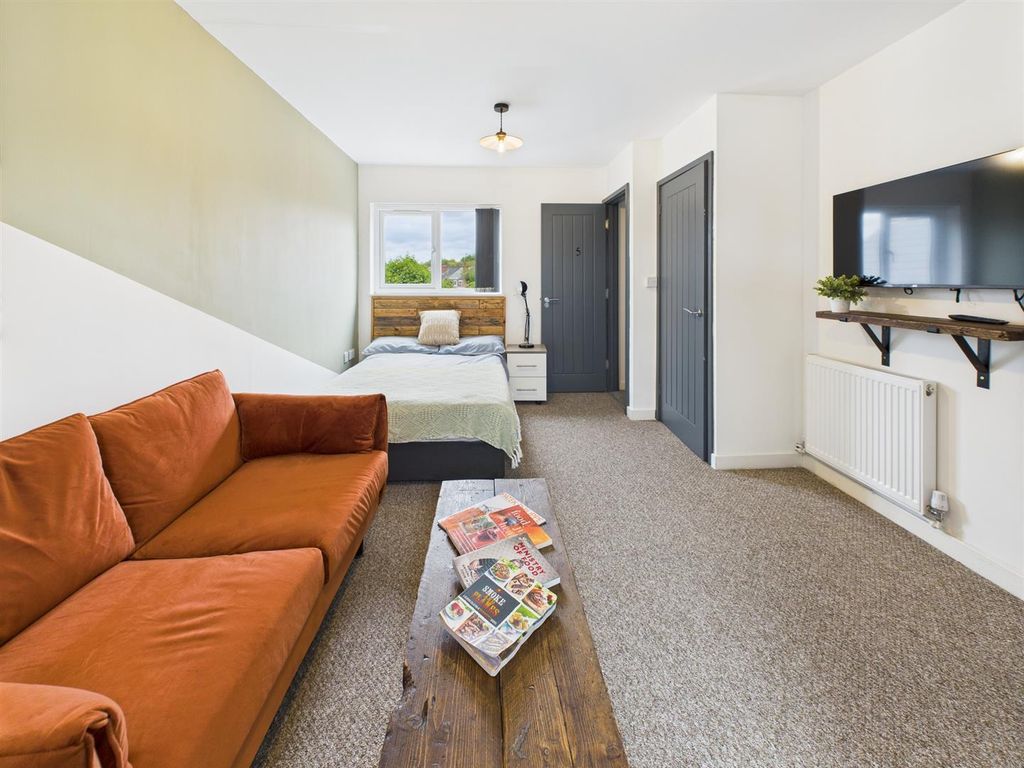 Property photo 1 of 10 Room 5