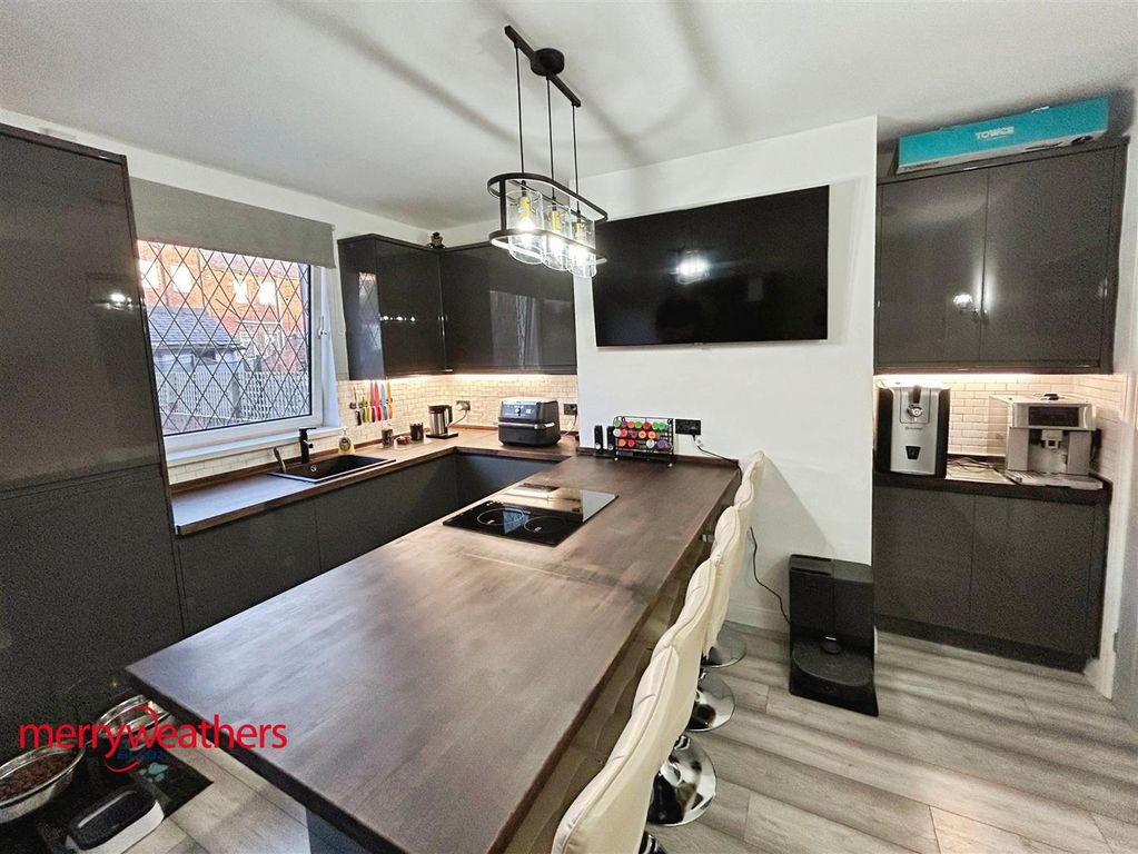 Property photo 3 of 12 Kitchen