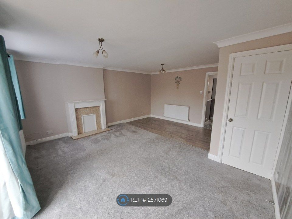 Property photo 3 of 10 Lounge / Dining Room Area