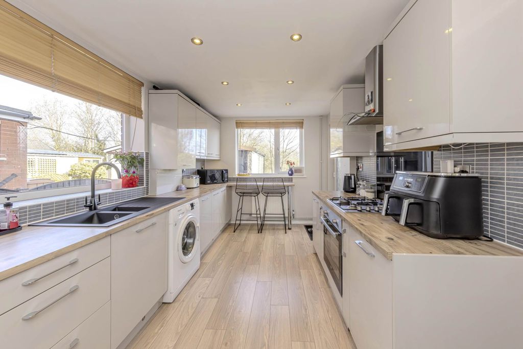 Property photo 3 of 27