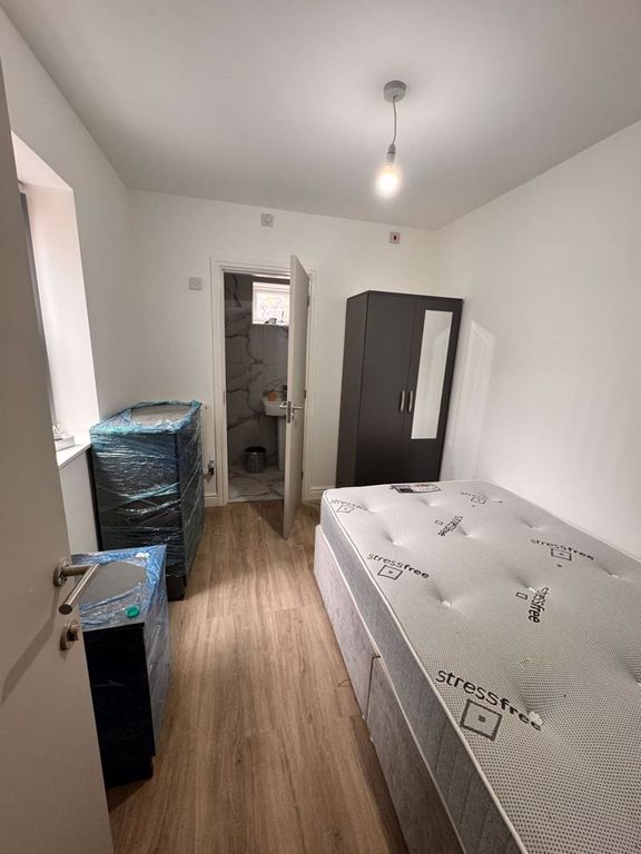 Property photo 2 of 4 En Suite Bedroom