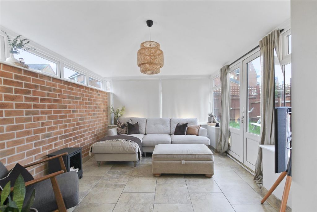 Property photo 2 of 28 Lodge Way