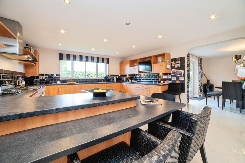 Property photo 2 of 33 Photo