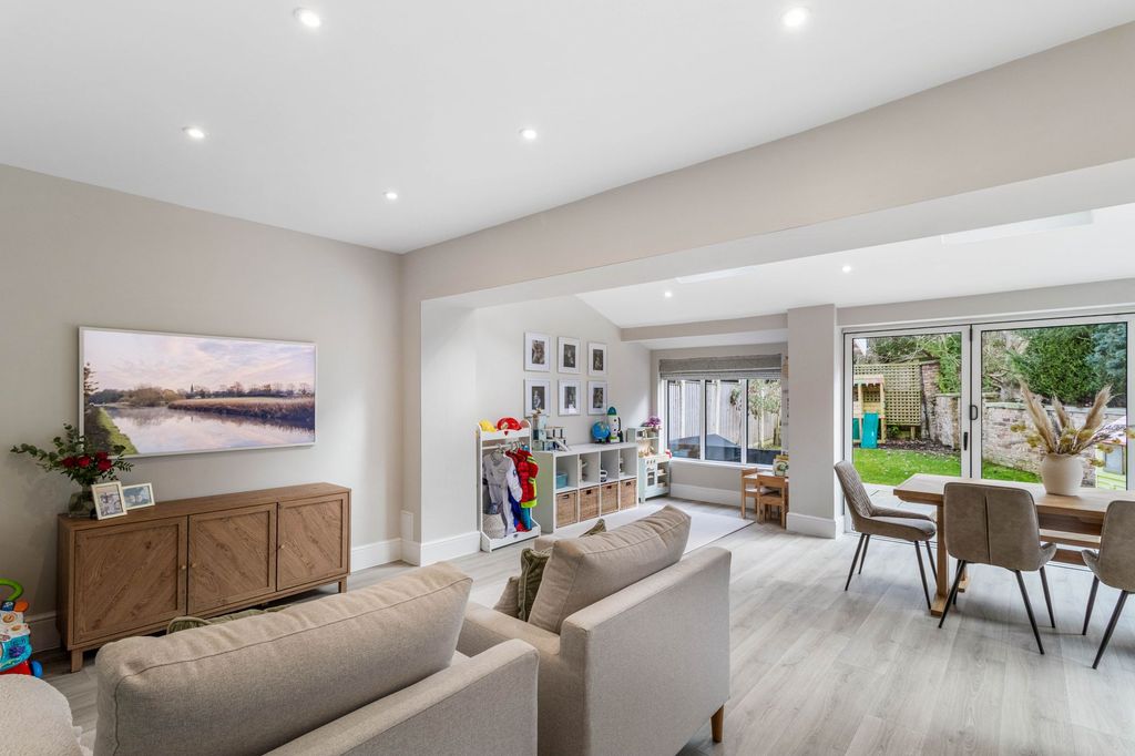 Property photo 2 of 28