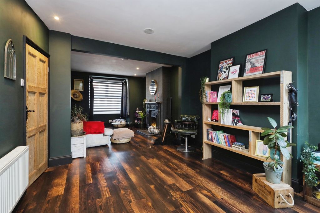 Property photo 3 of 12