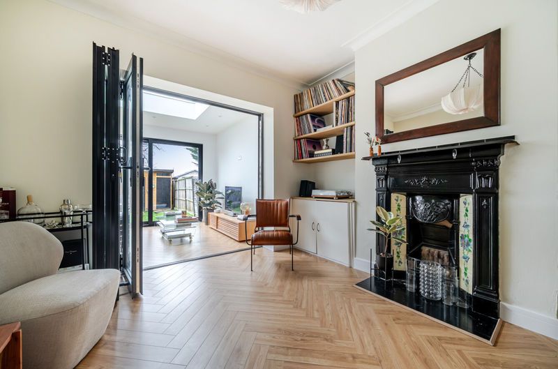 Property photo 3 of 21 Lounge