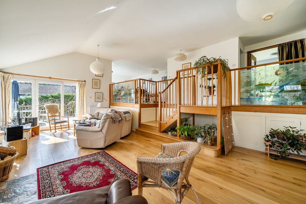 Property photo 2 of 31