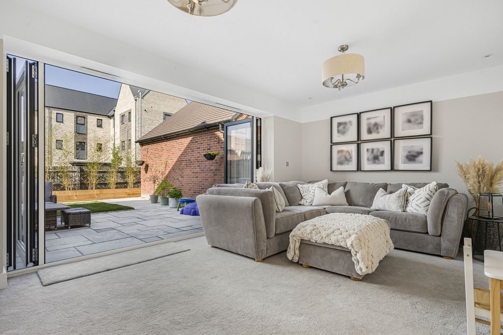 Property photo 2 of 28