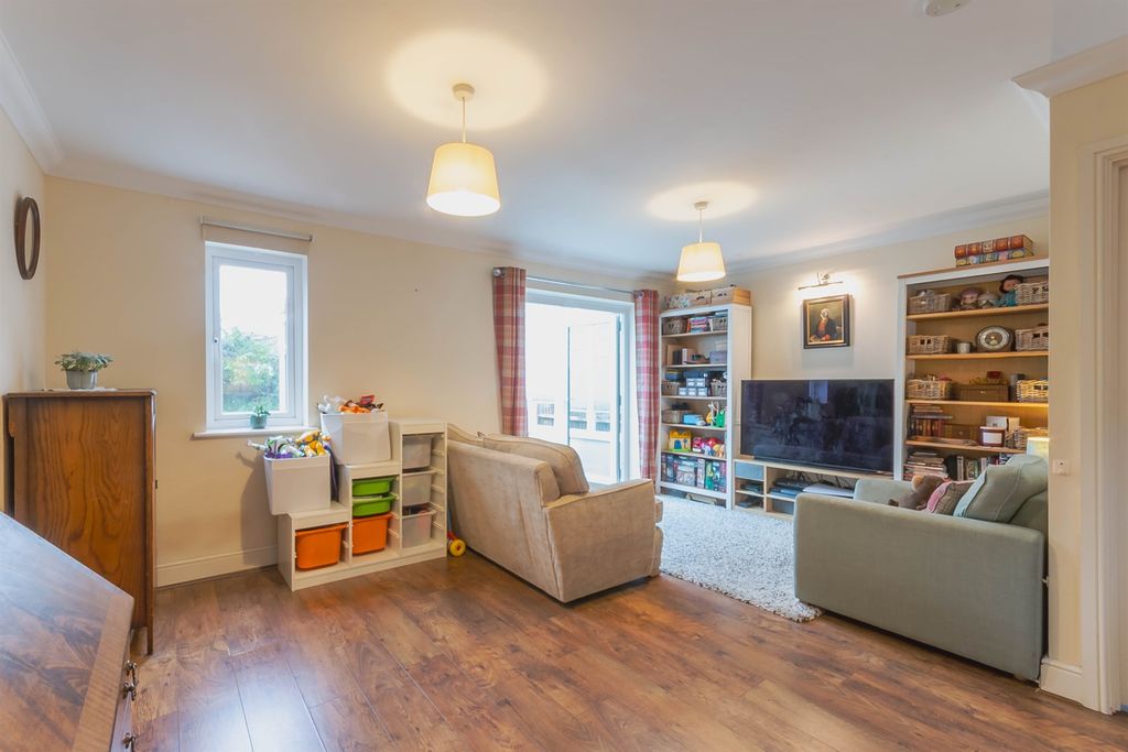 Property photo 3 of 18 Lounge