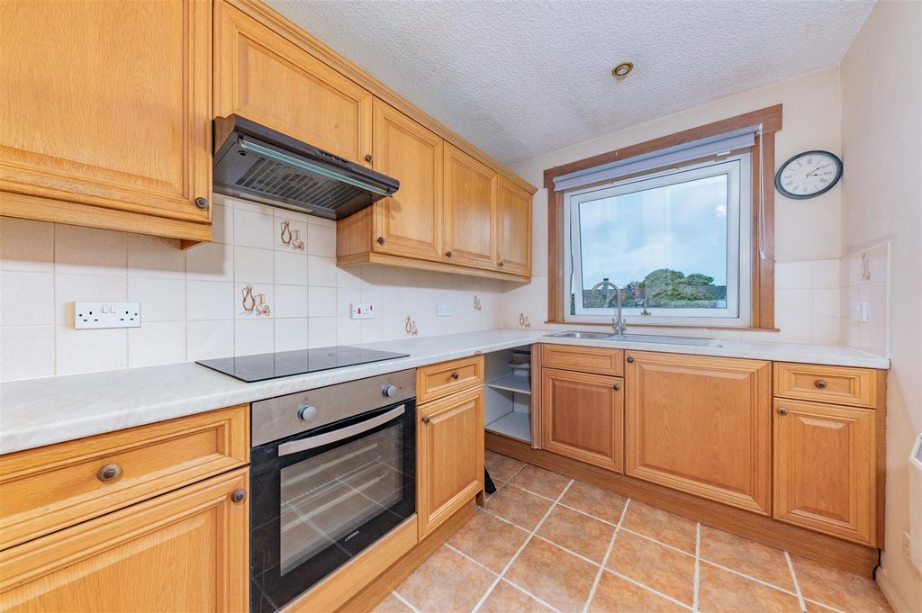 Property photo 3 of 13 158 Strathmore Street Bf-20.Jpg