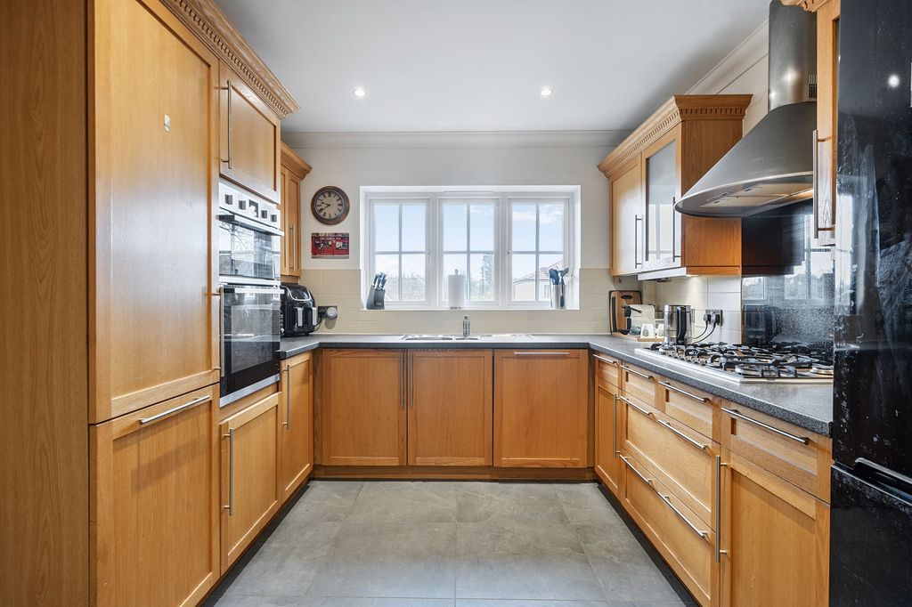 Property photo 2 of 25